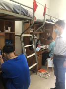 马院领导下宿舍查看2022级法学专业学生第一周上网课情况